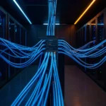 Serverraum mit zentralem Switch, der Glasfaserkabel an viele Servermodule verteilt